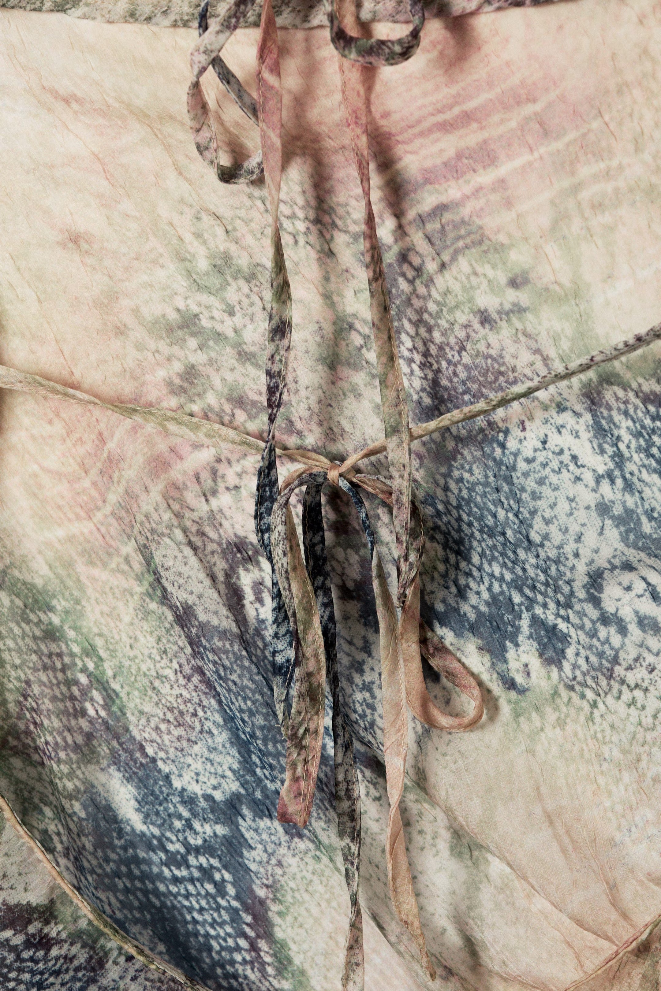 Asymmetrisches Kleid mit langen Ärmeln