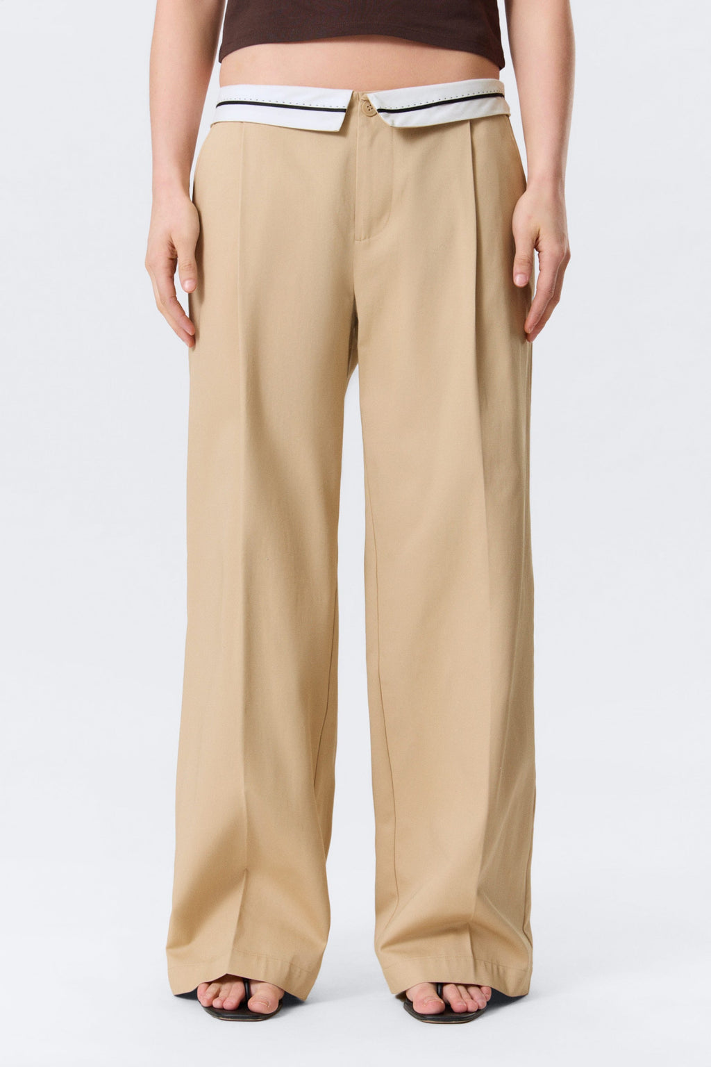 Hose aus Twill mit Bundfalten und niedriger Leibhöhe