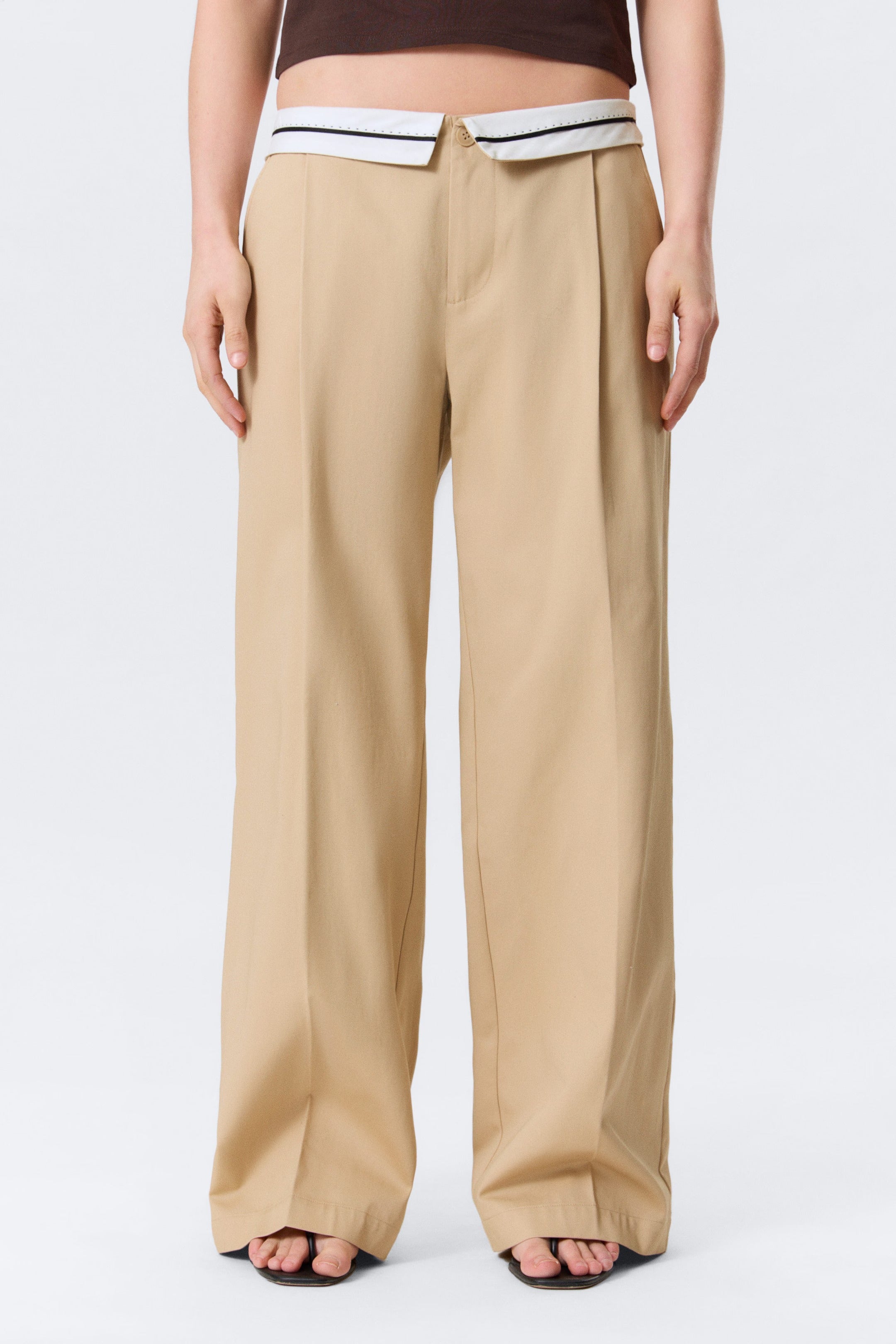 Hose aus Twill mit Bundfalten und niedriger Leibhöhe